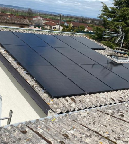 Panneaux solaires sur toit plat